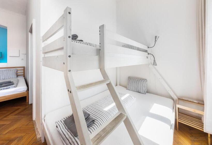 חדר סטנדרטי לארבעה עם חדר אמבטיה משותף, Jacob Brno