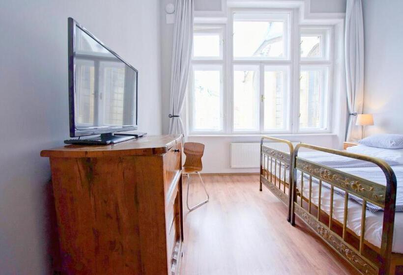 דירת שני חדרים, Jacob Brno