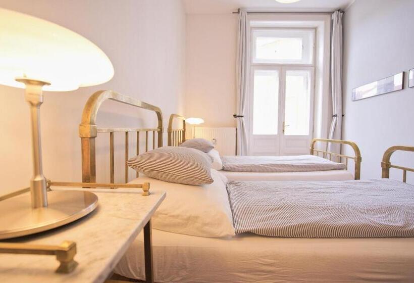 דירת שני חדרים, Jacob Brno