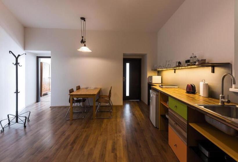 דירת שני חדרים, Jacob Brno