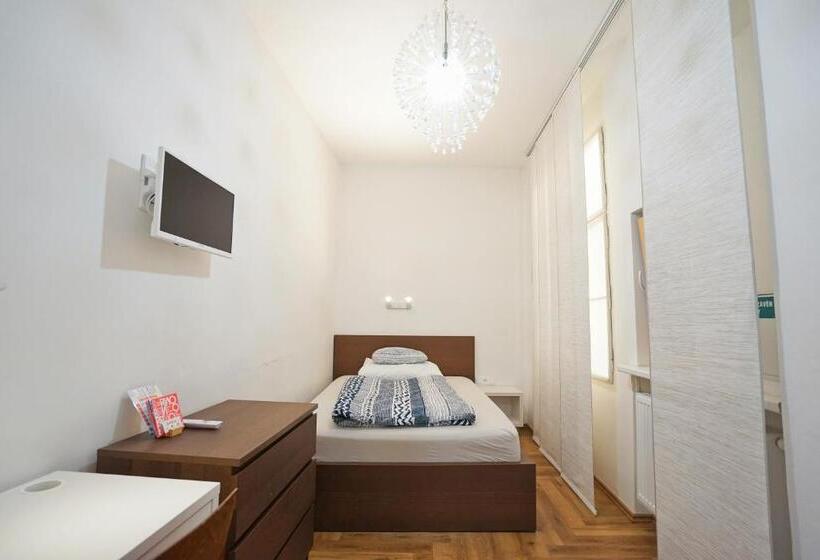 חדר סטנדרט יחיד, Jacob Brno