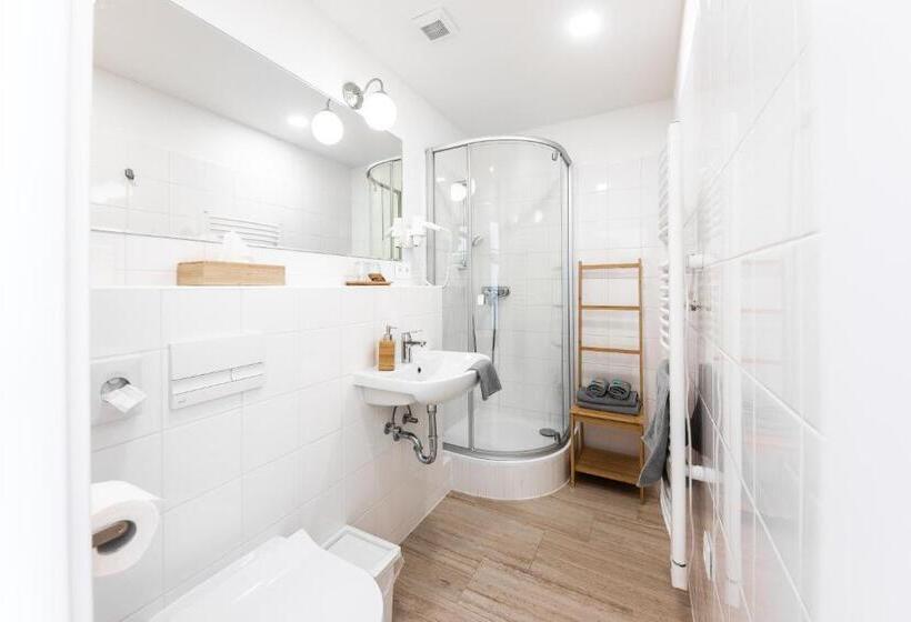 חדר סטנדרט יחיד, Jacob Brno