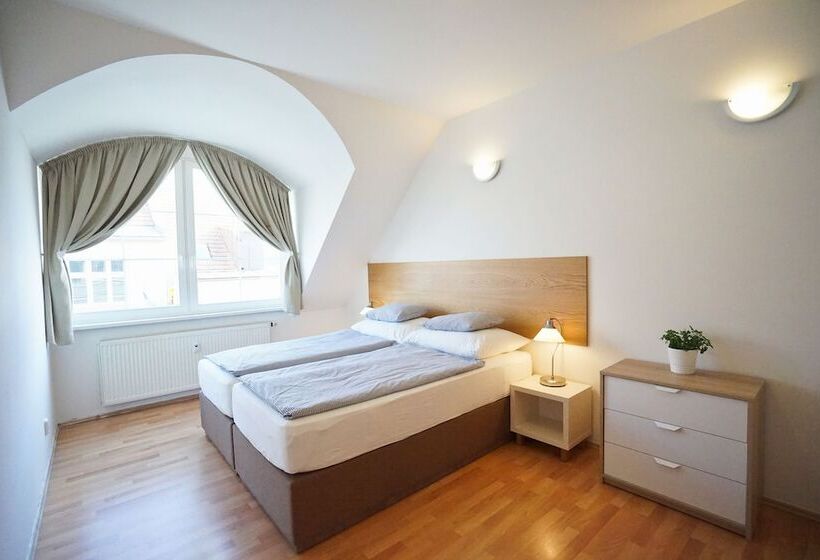 דירת חדר עם טרסה, Jacob Brno