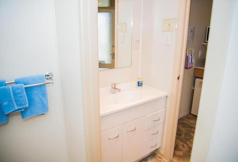 اتاق خانوادگی, Alpenhorn Motel