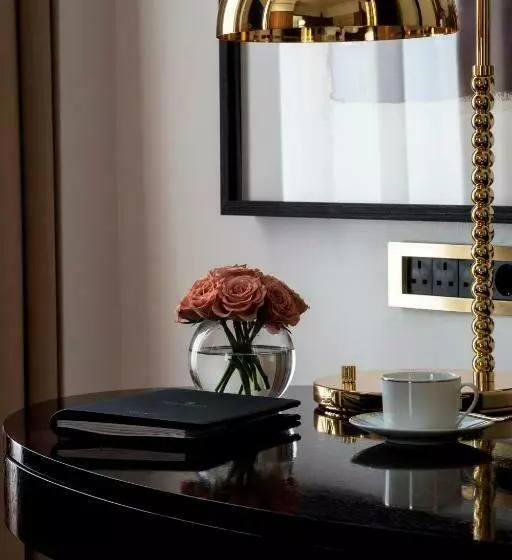 キングサイズベッドのスーペリアルーム, Four Seasons Hotel London At Tower Bridge