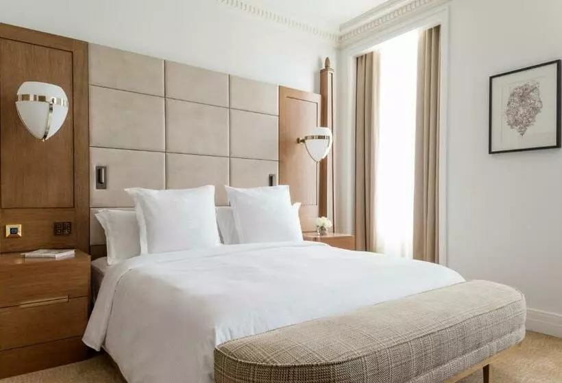 キングサイズベッドのデラックスルーム, Four Seasons Hotel London At Tower Bridge