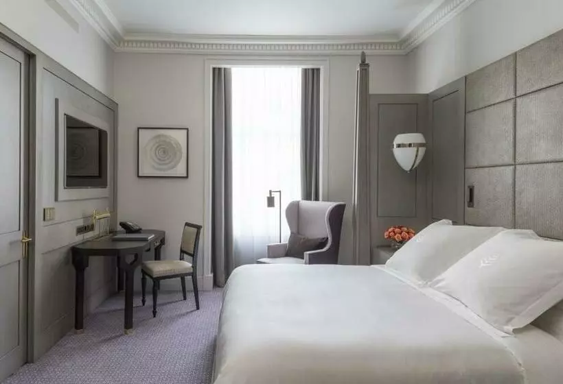 キングサイズベッドのスーペリアルーム, Four Seasons Hotel London At Tower Bridge