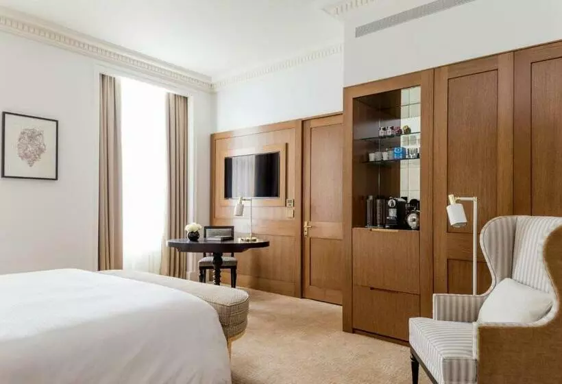 キングサイズベッドのデラックスルーム, Four Seasons Hotel London At Tower Bridge