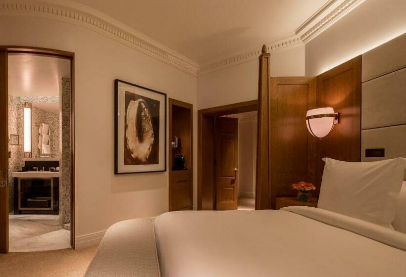 חדר דחוקס עם מיטת קינג, Four Seasons Hotel London At Tower Bridge