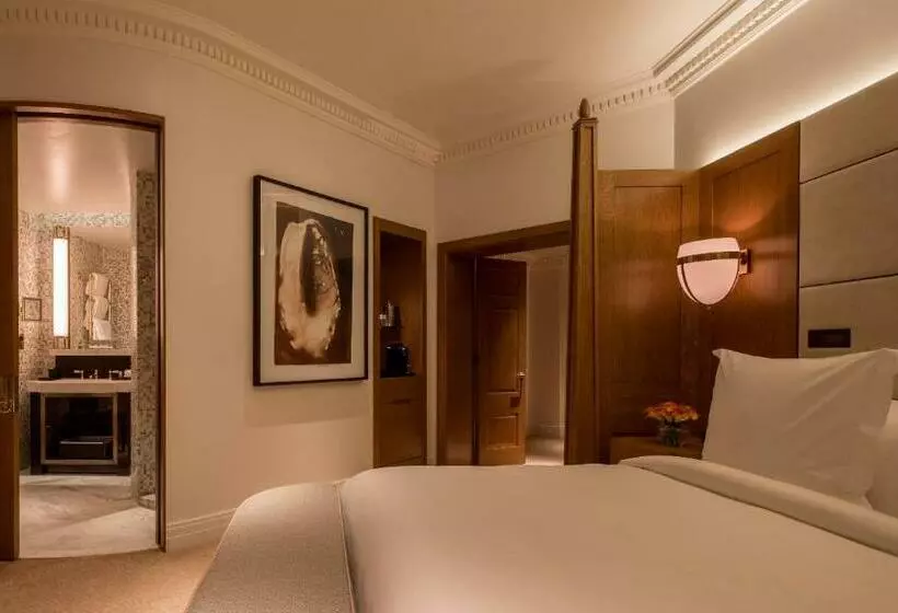 キングサイズベッドのデラックスルーム, Four Seasons Hotel London At Tower Bridge