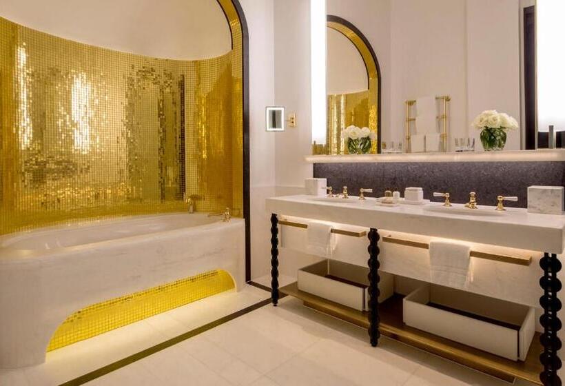 מיטת קינג בסוויטה, Four Seasons Hotel London At Tower Bridge