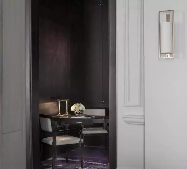 キングサイズベッドのスイートルーム, Four Seasons Hotel London At Tower Bridge