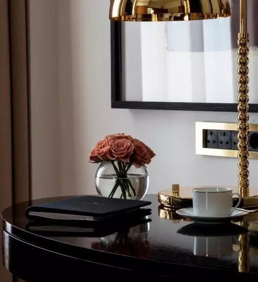 キングサイズベッドのスイートルーム, Four Seasons Hotel London At Tower Bridge
