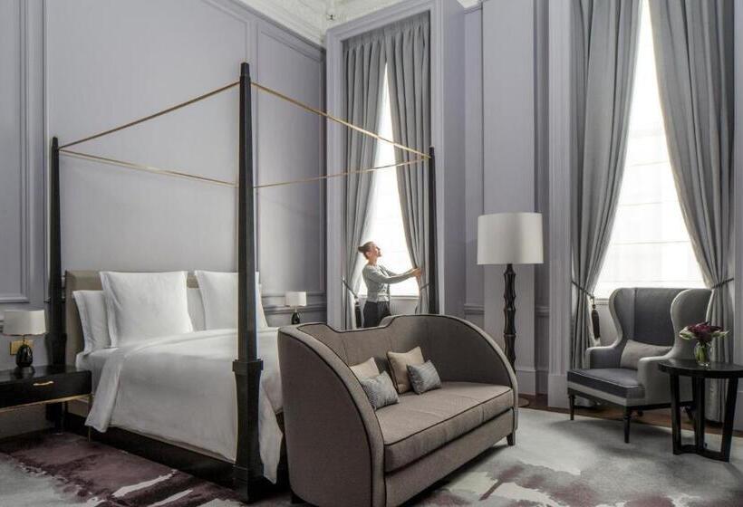 מיטת קינג בסוויטה, Four Seasons Hotel London At Tower Bridge
