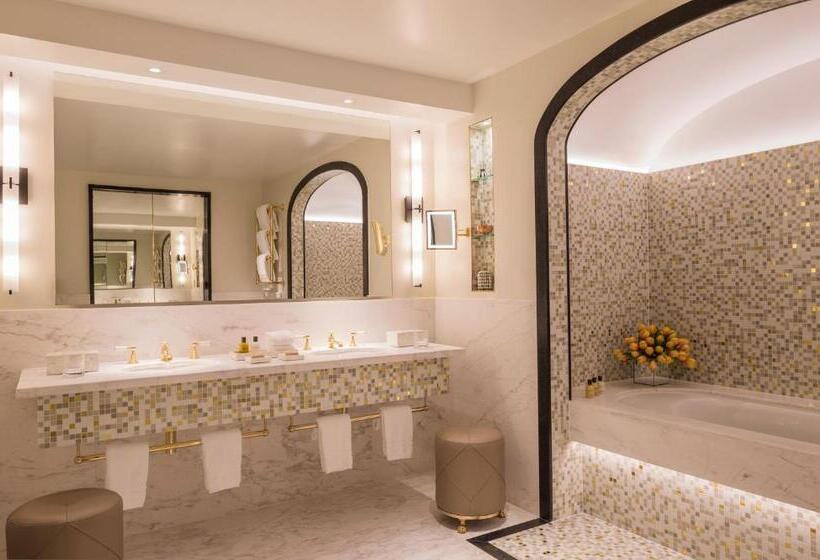 מיטת קינג בסוויטה, Four Seasons Hotel London At Tower Bridge