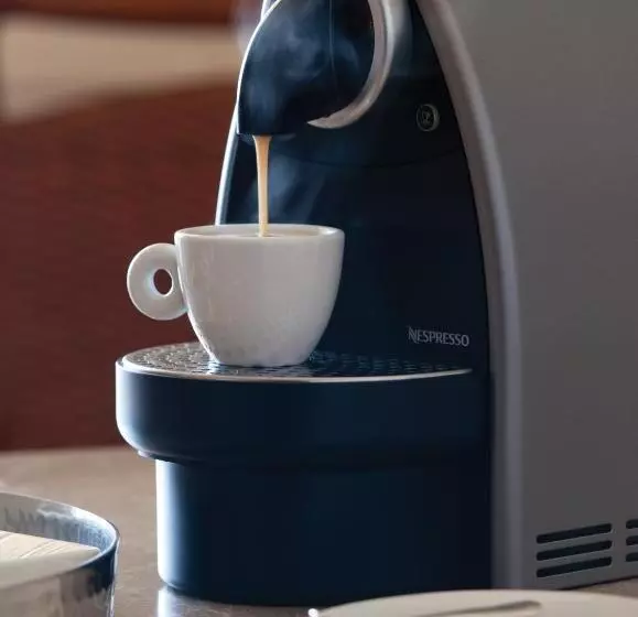 キングサイズベッドのデラックススイート, Four Seasons Hotel London At Tower Bridge