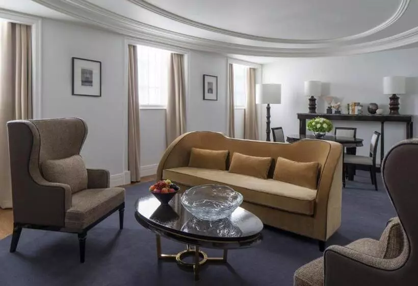 キングサイズベッドのデラックススイート, Four Seasons Hotel London At Tower Bridge
