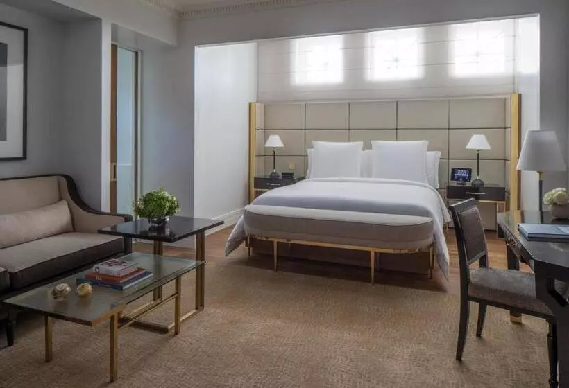 キングサイズベッドのデラックススイート, Four Seasons Hotel London At Tower Bridge