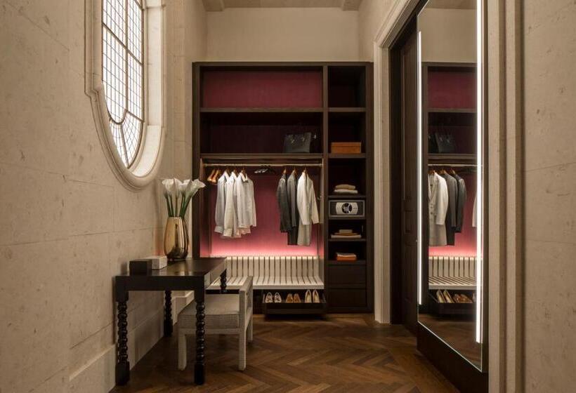 מיטת קינג בסוויטה, Four Seasons Hotel London At Tower Bridge