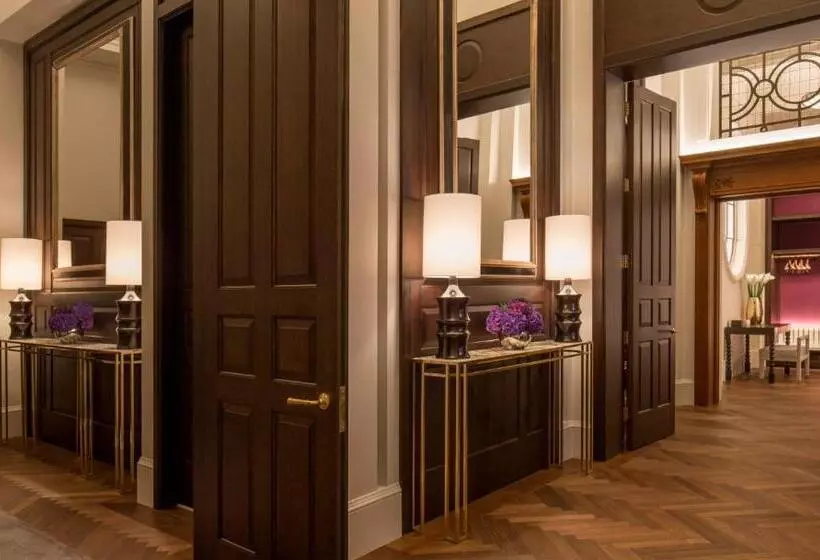 キングサイズベッドのスイートルーム, Four Seasons Hotel London At Tower Bridge