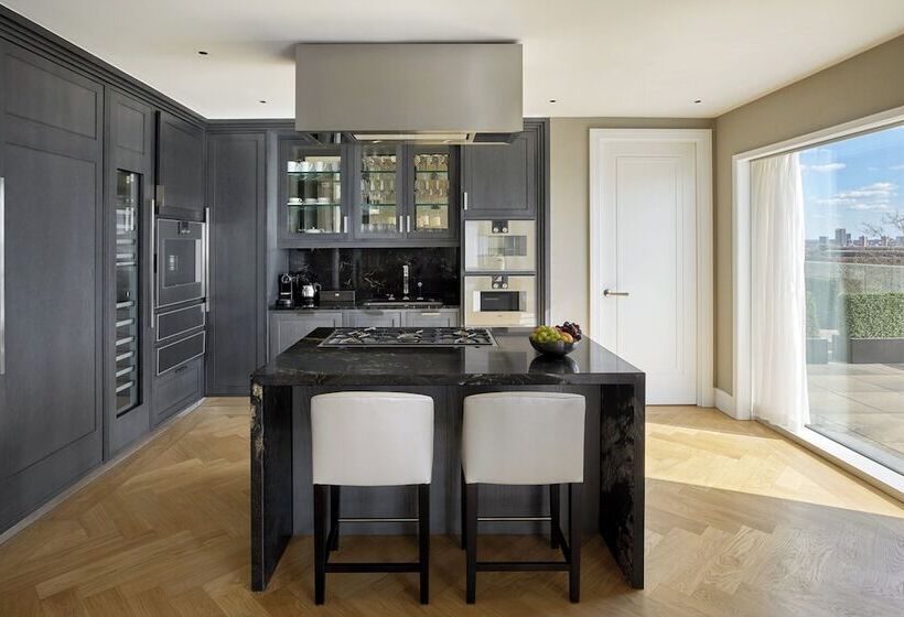 Номер Стандарт, Four Seasons Hotel London At Tower Bridge