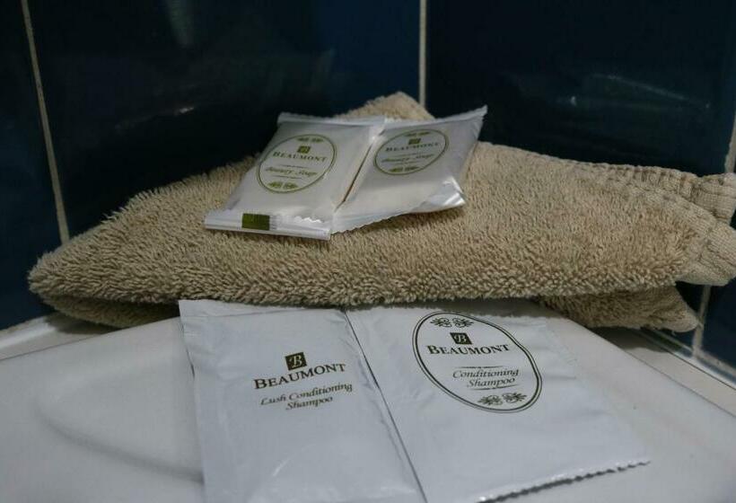 חדר משפחתי, The Hermitage Motel