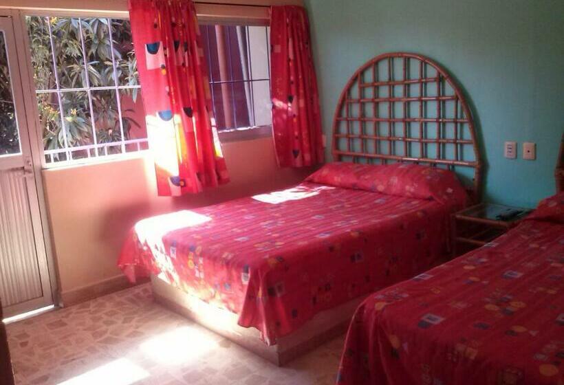 غرفه قياسيه سريرين مزدوجين, Angela Carolina