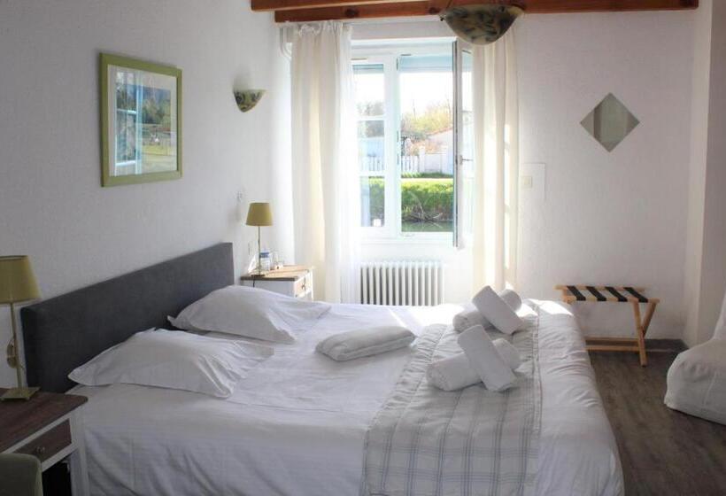 Deluxe room with river view, Au Marais