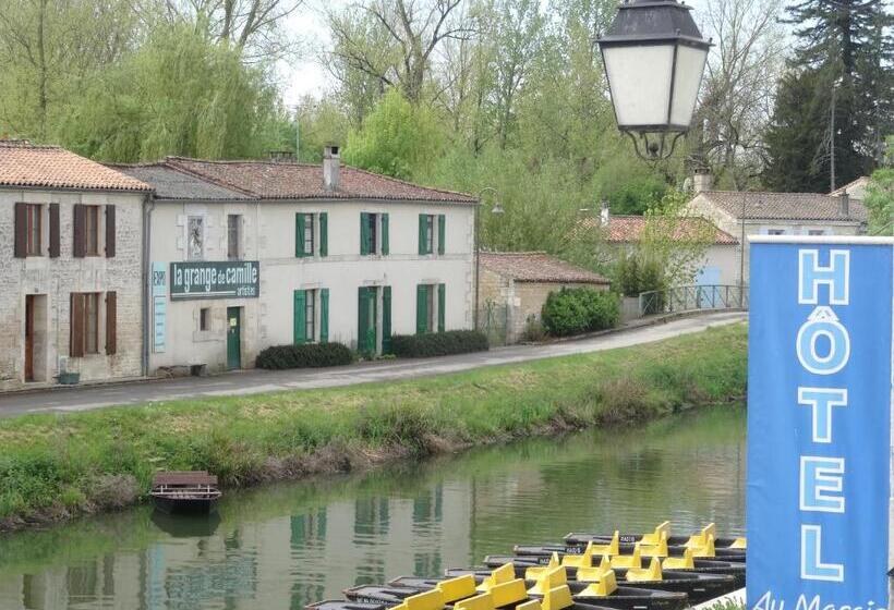 Deluxe room with river view, Au Marais