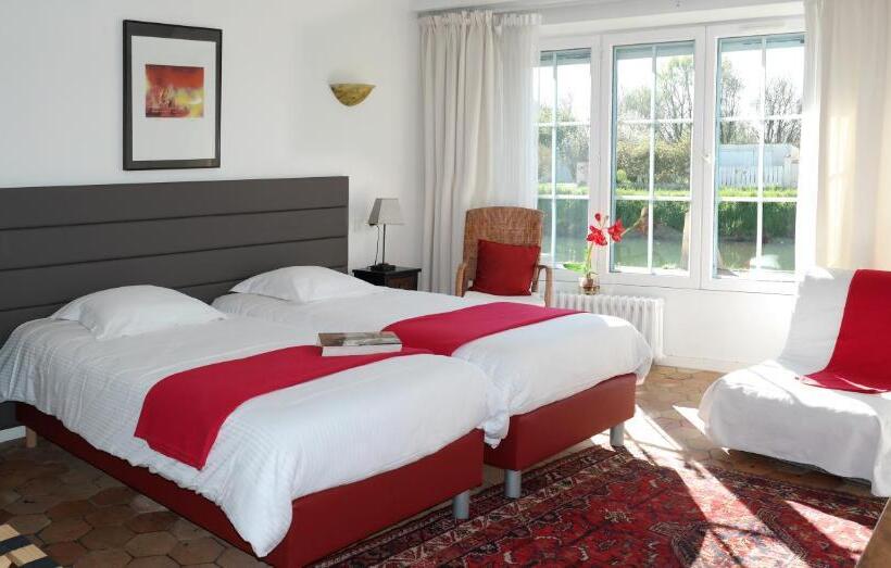 Deluxe room with river view, Au Marais