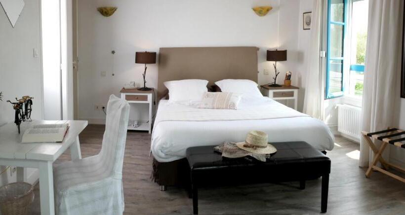 Deluxe room with river view, Au Marais