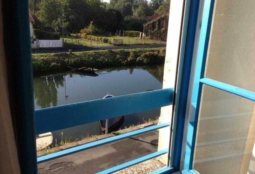 Deluxe room with river view, Au Marais