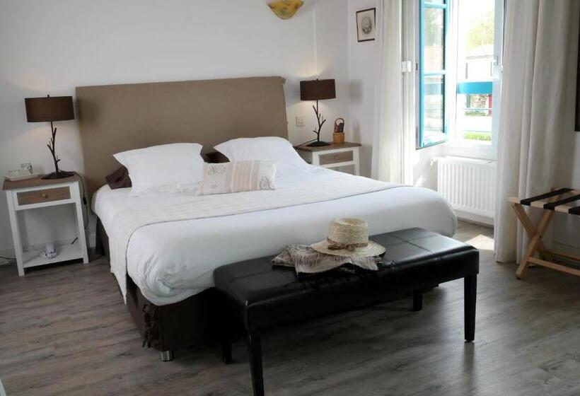 Deluxe room with river view, Au Marais