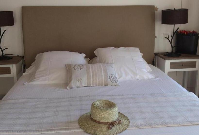 Deluxe room with river view, Au Marais