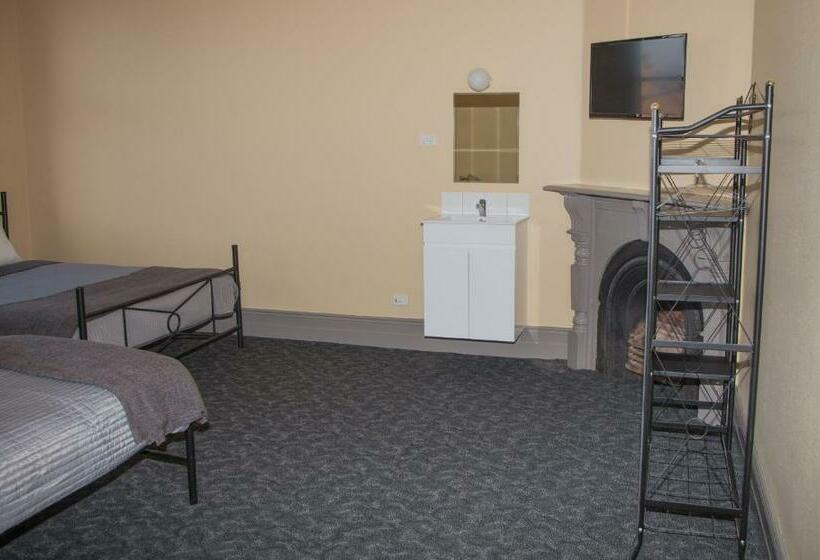 غرفة قياسية ثلاثية, Cessnock