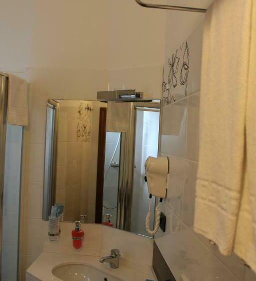 غرفة قياسية, De Paris