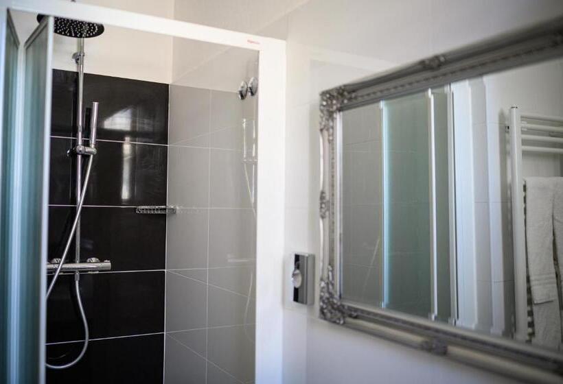 غرفة قياسية ثلاثية, De Paris