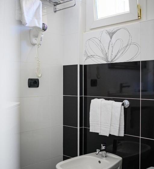 غرفة قياسية ثلاثية, De Paris