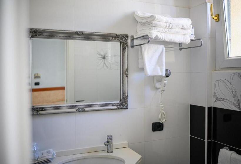 غرفة عائلية متصلة, De Paris