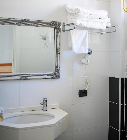 غرفة عائلية متصلة, De Paris