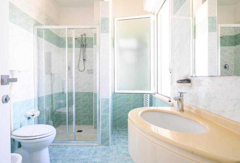 غرفة قياسية رباعية, De Paris