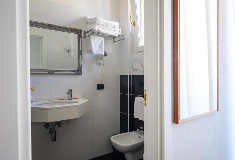 غرفة قياسية رباعية, De Paris