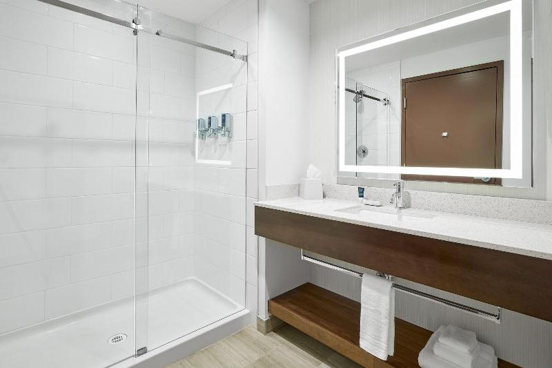 스위트 킹사이즈 침대, Four Points By Sheraton Sherwood Park