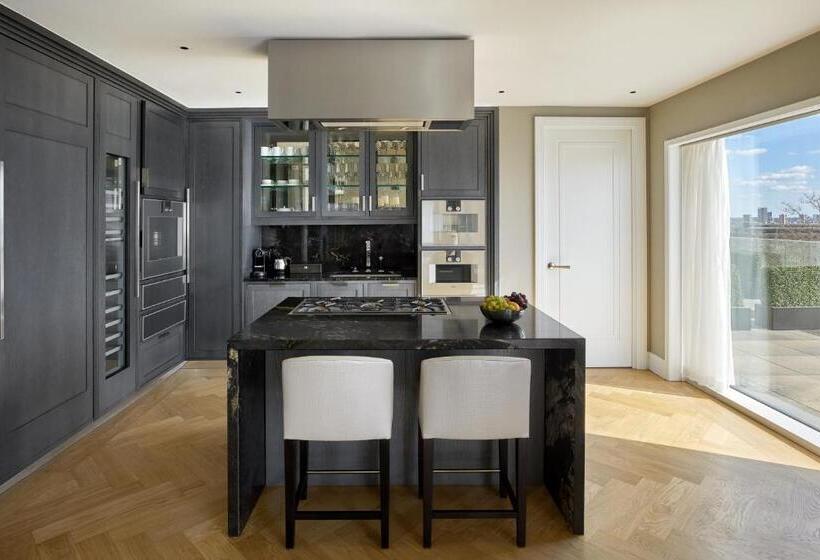 Номер Стандарт, Four Seasons Hotel London At Tower Bridge