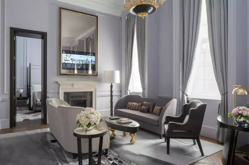 キングサイズベッドのスイートルーム, Four Seasons Hotel London At Tower Bridge