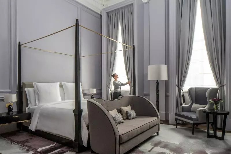 キングサイズベッドのスイートルーム, Four Seasons Hotel London At Tower Bridge