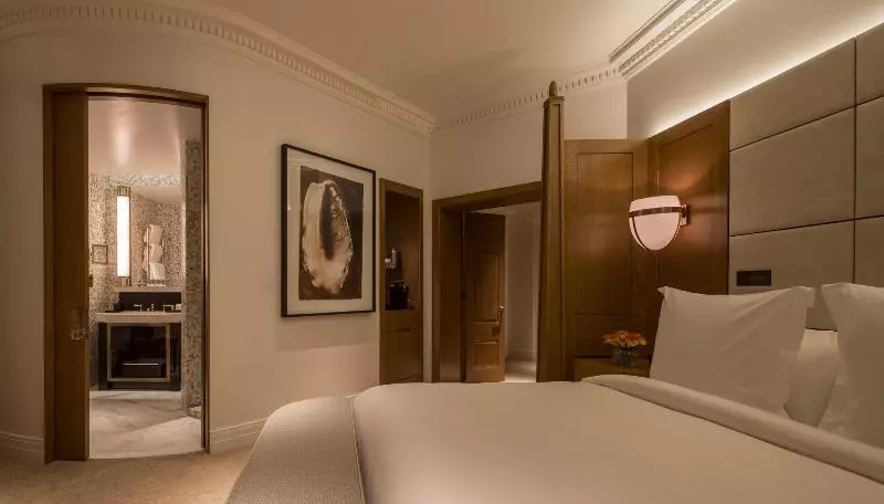 キングサイズベッドのデラックスルーム, Four Seasons Hotel London At Tower Bridge