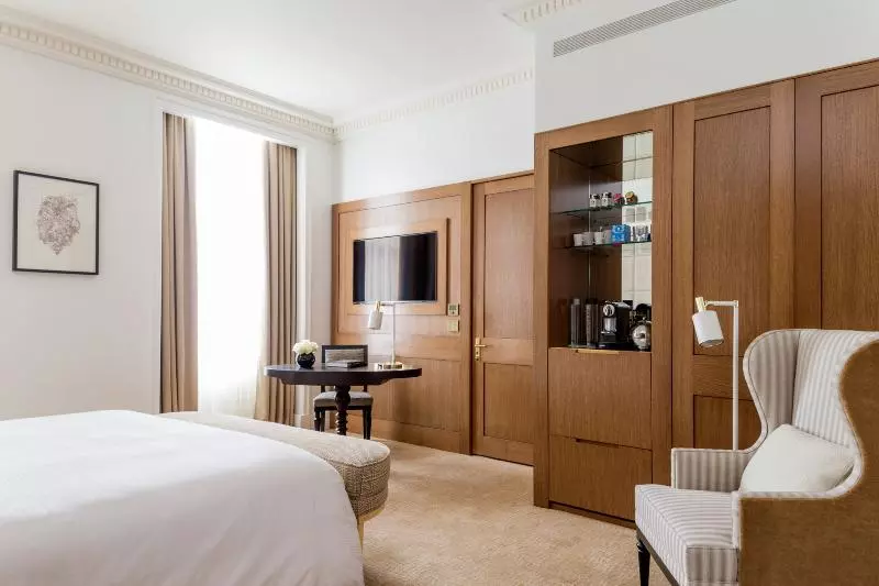 キングサイズベッドのデラックスルーム, Four Seasons Hotel London At Tower Bridge