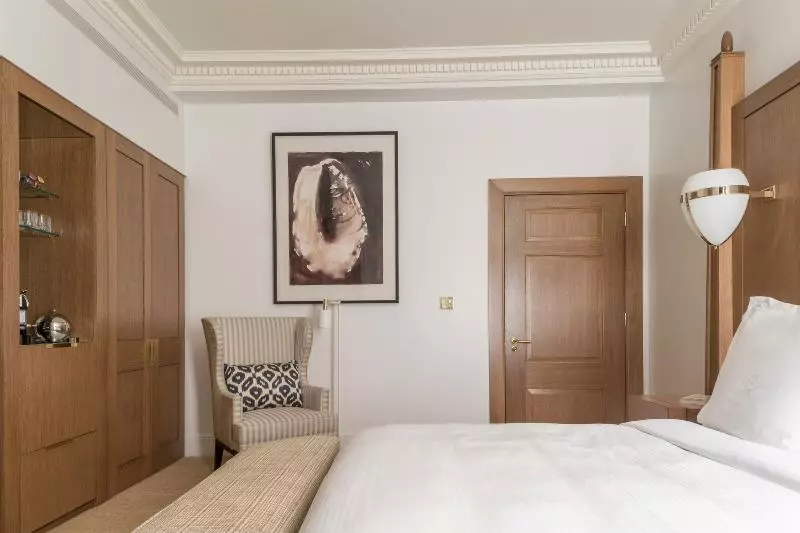 キングサイズベッドのデラックスルーム, Four Seasons Hotel London At Tower Bridge