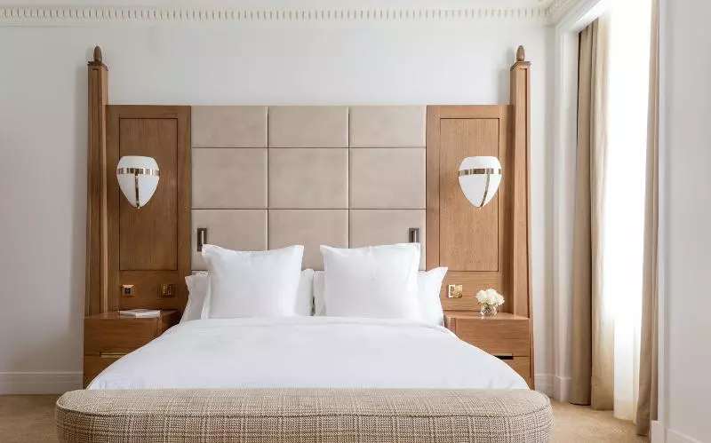 キングサイズベッドのデラックスルーム, Four Seasons Hotel London At Tower Bridge